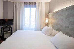 Cama ou camas em um quarto em Hotel Les Arcades