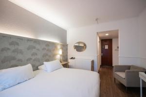 Cama ou camas em um quarto em Hotel Les Arcades