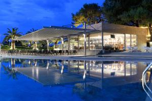 Bazén v ubytovaní Blue Dolphin Hotel alebo v jeho blízkosti