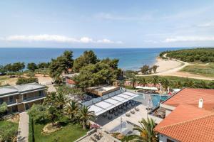 een luchtzicht op een resort en de oceaan bij Blue Dolphin Hotel in Metamorfosi