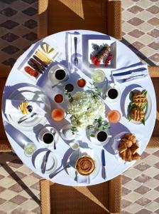 ein Tisch mit einem Teller Essen darauf in der Unterkunft Grand Resort Lagonissi in Lagonisi
