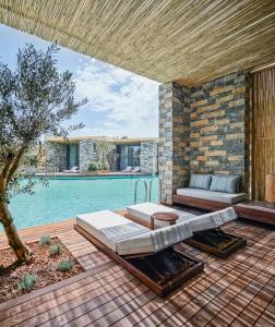 un patio con un divano e una piscina di Voyage Torba Hotel a Torba