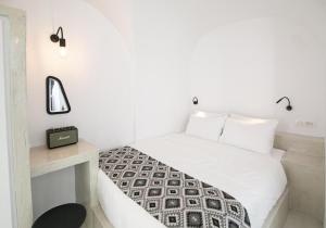 Katil atau katil-katil dalam bilik di Luxury Santorini Villa Villa Cozy 1 Bedroom Indoor Plunge Pool & Caldera View Oia