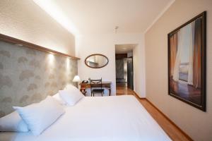 Cama ou camas em um quarto em Hotel Les Arcades