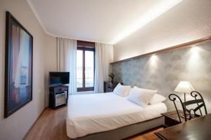 Cama ou camas em um quarto em Hotel Les Arcades