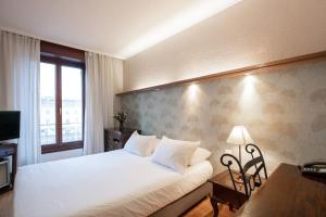 Cama ou camas em um quarto em Hotel Les Arcades