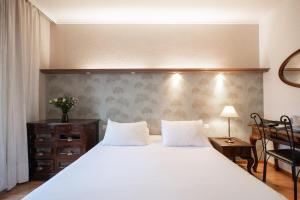 Cama ou camas em um quarto em Hotel Les Arcades