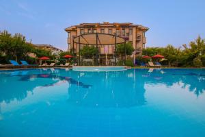 Bazén v ubytování Golden Moon Hotel nebo v jeho okolí