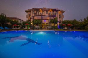 Bazén v ubytování Golden Moon Hotel nebo v jeho okolí