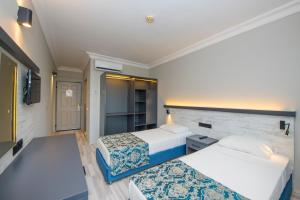 Postel nebo postele na pokoji v ubytování Golden Moon Hotel