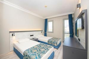 Postel nebo postele na pokoji v ubytování Golden Moon Hotel