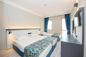 Postel nebo postele na pokoji v ubytování Golden Moon Hotel