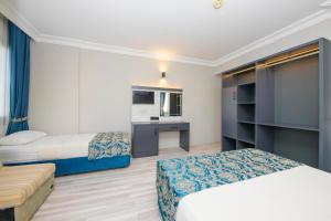 Postel nebo postele na pokoji v ubytování Golden Moon Hotel