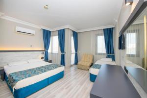 Postel nebo postele na pokoji v ubytování Golden Moon Hotel