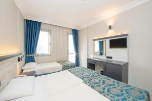 Postel nebo postele na pokoji v ubytování Golden Moon Hotel