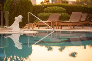 Bazén v ubytování Golden Moon Hotel nebo v jeho okolí