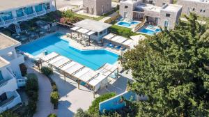 Luftaufnahme eines Hauses mit Swimmingpool in der Unterkunft BELVITA Hotel in Kolymbia