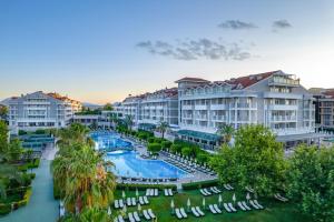 Una vista aérea de un complejo turístico con piscina. en Trendy Aspendos Beach Hotel, en Side