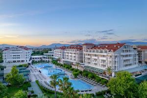 Una vista aérea de un complejo turístico con piscina. en Trendy Aspendos Beach Hotel, en Side