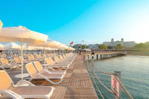 una fila di sedie e ombrelloni su un molo di Sidemarin Kirman Premium - Ultra All Inclusive a Side