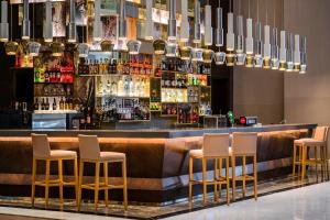 un bar con quattro sedie e un bancone con bevande di Sidemarin Kirman Premium - Ultra All Inclusive a Side Altre 122 foto