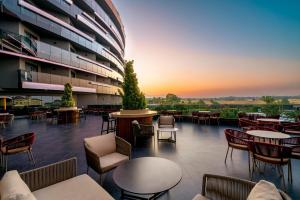 Východ nebo západ slunce při pohledu z hotelu nebo okolí
