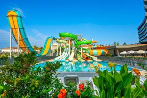 Bazén v ubytování Calyptus Kirman Premium - Ultra All Inclusive nebo v jeho okolí