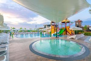 Bazén v ubytování Calyptus Kirman Premium - Ultra All Inclusive nebo v jeho okolí
