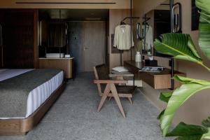 Cama ou camas em um quarto em Pnoe Breathing Life - Adults Only