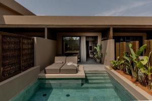 A piscina localizada em Pnoe Breathing Life - Adults Only ou nos arredores