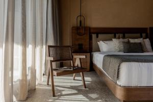 Cama ou camas em um quarto em Pnoe Breathing Life - Adults Only
