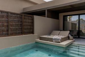 A piscina localizada em Pnoe Breathing Life - Adults Only ou nos arredores