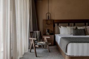 Cama ou camas em um quarto em Pnoe Breathing Life - Adults Only