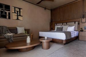 Cama ou camas em um quarto em Pnoe Breathing Life - Adults Only mais 37 fotos