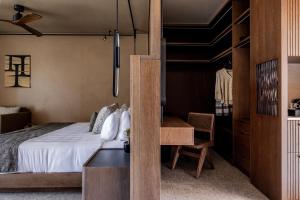 Cama ou camas em um quarto em Pnoe Breathing Life - Adults Only