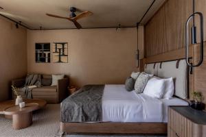 Cama ou camas em um quarto em Pnoe Breathing Life - Adults Only