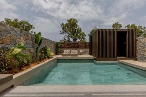 A piscina localizada em Pnoe Breathing Life - Adults Only ou nos arredores