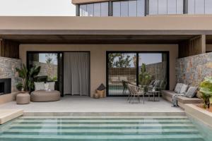 A piscina localizada em Pnoe Breathing Life - Adults Only ou nos arredores