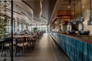 Um restaurante ou outro lugar para comer em Pnoe Breathing Life - Adults Only
