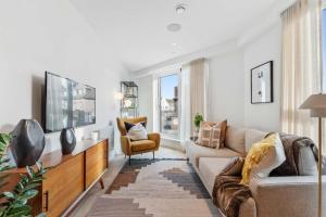 Μια τηλεόραση ή/και κέντρο ψυχαγωγίας στο Luxury Apartment - Excellent Location - Free Secure Parking, Self-Check-In, Fast Wifi, Access to Residents-Only Gym, Cinema Room, Games Room and Work Space by Yoko Property