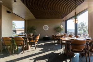 Um restaurante ou outro lugar para comer em Pnoe Breathing Life - Adults Only