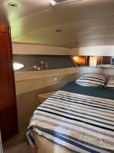 a bed in the back of a boat at IPANEMA - JOLI BATEAU à QUAI in Sète