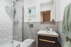 Ένα μπάνιο στο Luxury Apartment - Excellent Location - Free Secure Parking, Self-Check-In, Fast Wifi, Access to Residents-Only Gym, Cinema Room, Games Room and Work Space by Yoko Property