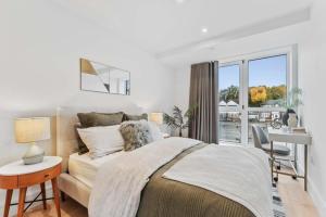 Ένα ή περισσότερα κρεβάτια σε δωμάτιο στο Luxury Apartment - Excellent Location - Free Secure Parking, Self-Check-In, Fast Wifi, Access to Residents-Only Gym, Cinema Room, Games Room and Work Space by Yoko Property