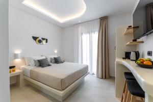 Postel nebo postele na pokoji v ubytování Adama's Suites Naxos + 12 fotografií