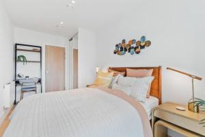 Ένα ή περισσότερα κρεβάτια σε δωμάτιο στο Luxury Apartment - Excellent Location - Free Secure Parking, Self-Check-In, Fast Wifi, Access to Residents-Only Gym, Cinema Room, Games Room and Work Space by Yoko Property