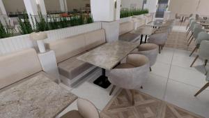 una fila de mesas y sillas en un restaurante en Q Ella Beach Hotel, en Side 50 fotos más