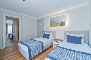 Una cama o camas en una habitación de Q Ella Beach Hotel