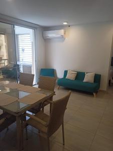 ビジェータにあるLindo y acogedor apartamentoのソファとテーブルと椅子のあるリビングルーム