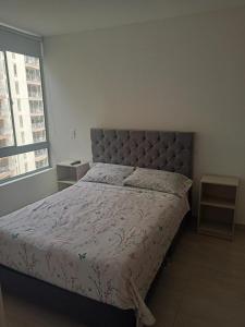 ビジェータにあるLindo y acogedor apartamentoの大きなベッドと大きな窓のある寝室 +35枚の写真